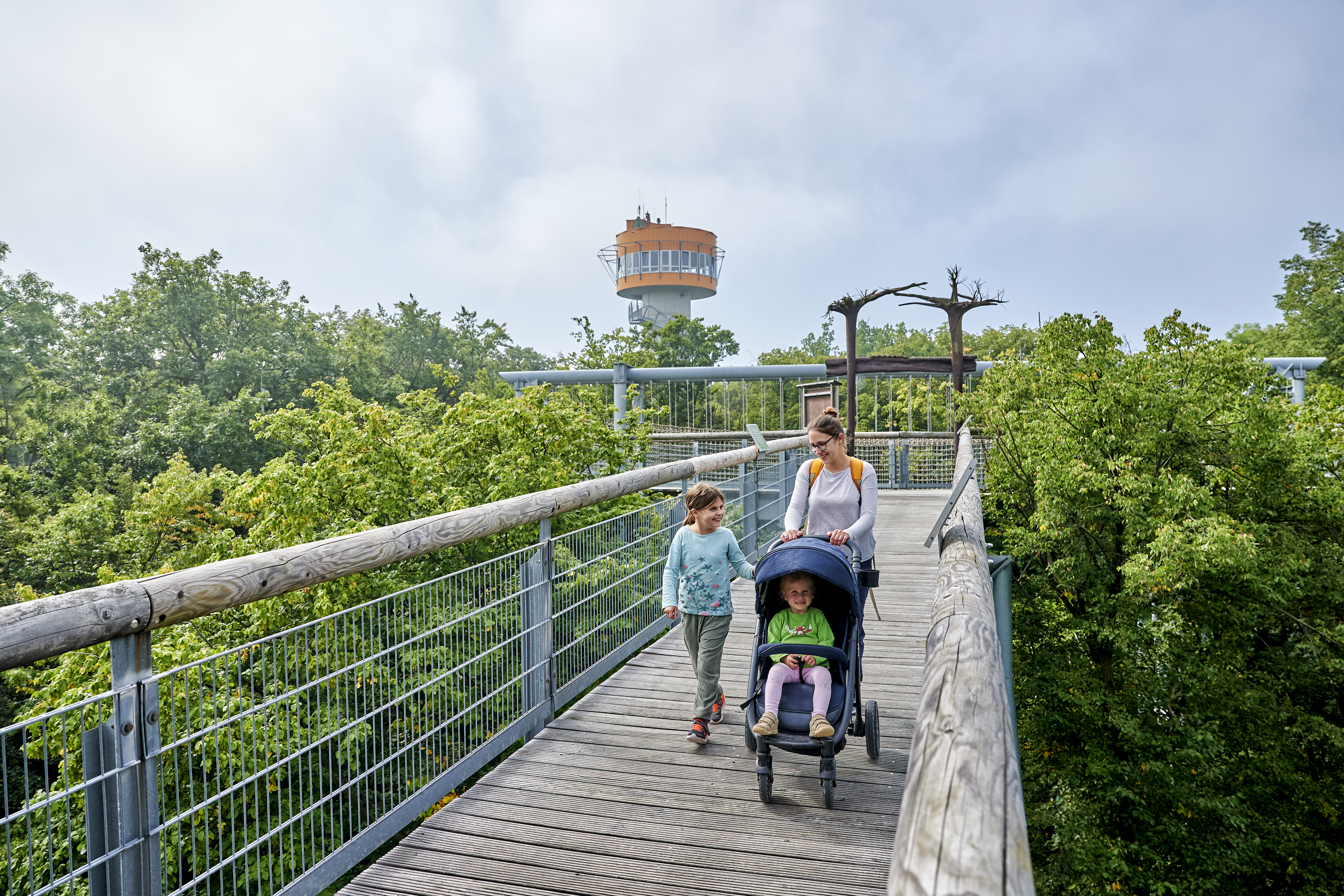 Familie auf dem Baumkronenpfad